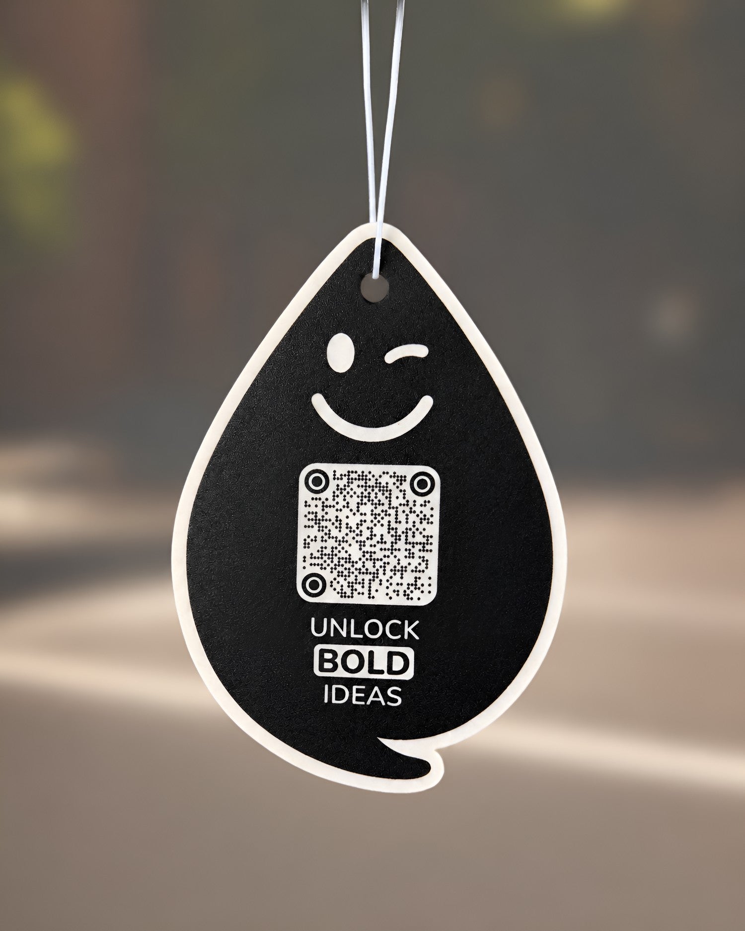 Black Amber BOLD Duftanhänger mit QR-Code von ScanTheDrop vor dunklem Hintergrund