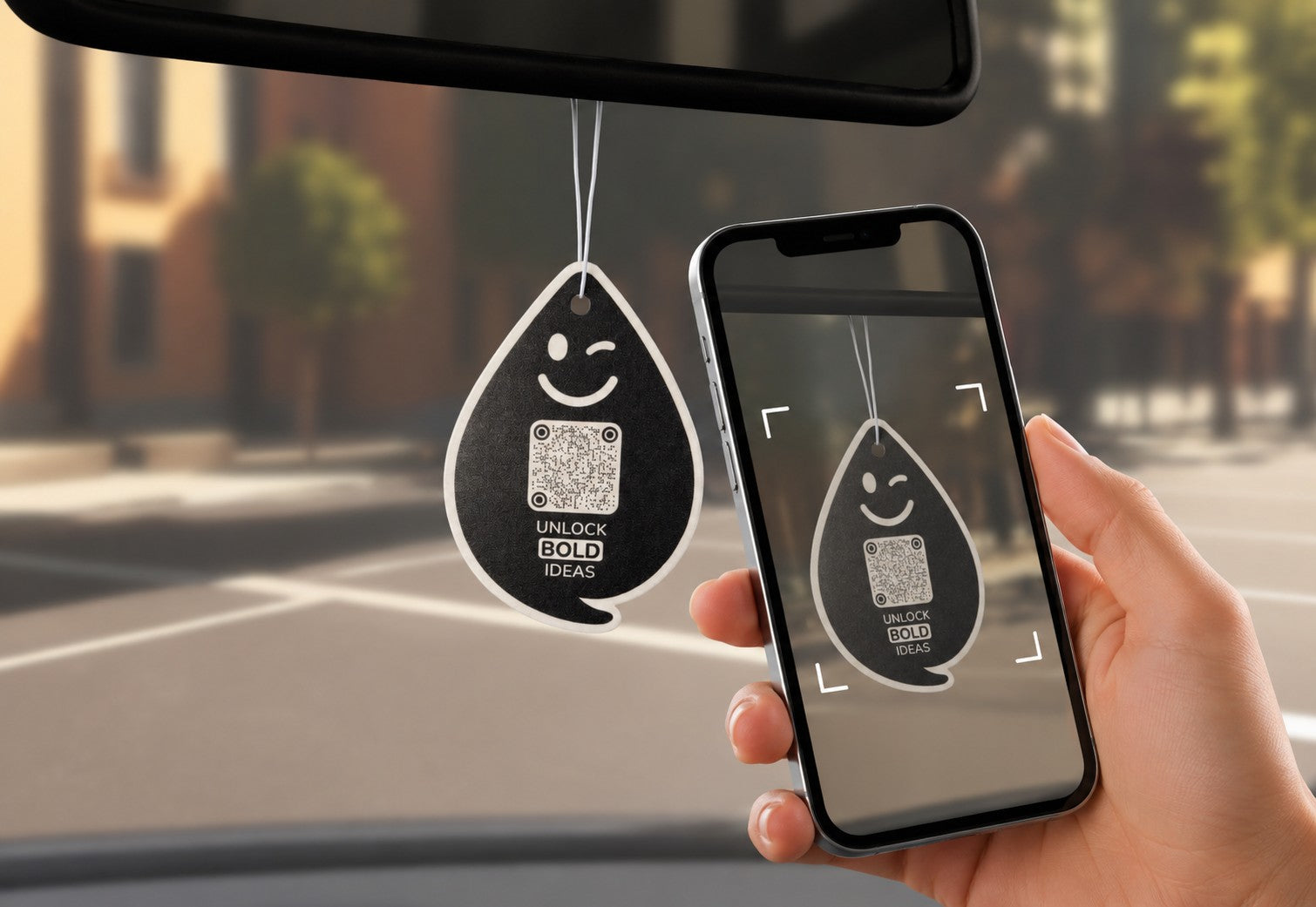 Black Amber BOLD Duftanhänger mit QR-Code wird im Auto mit dem Smartphone gescannt