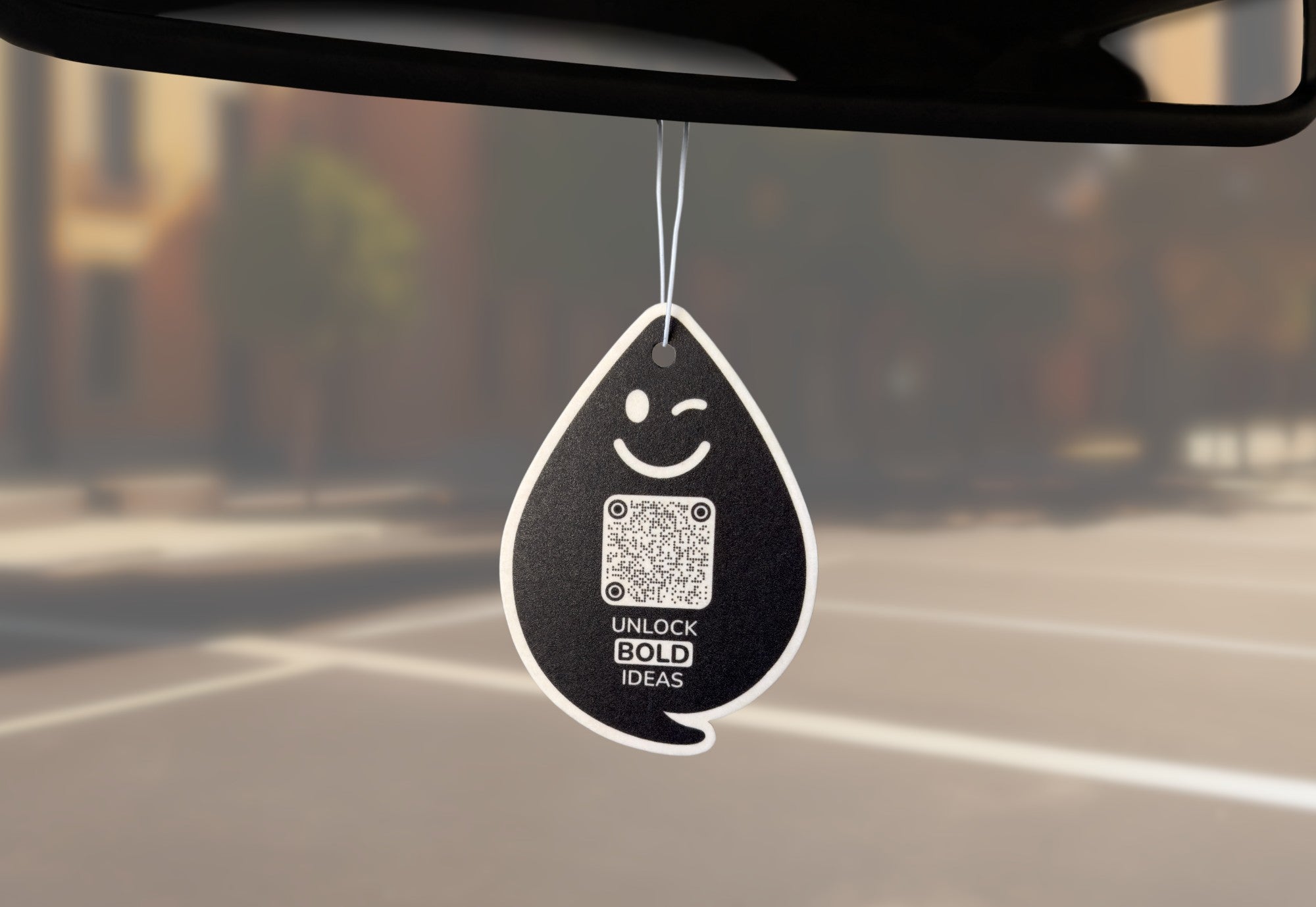 Black Amber BOLD Duftanhänger mit QR-Code von ScanTheDrop am Rückspiegel im Auto