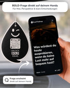 Black Amber BOLD Duftanhänger mit QR-Code von ScanTheDrop am Rückspiegel mit Gesprächsimpuls auf dem Smartphone