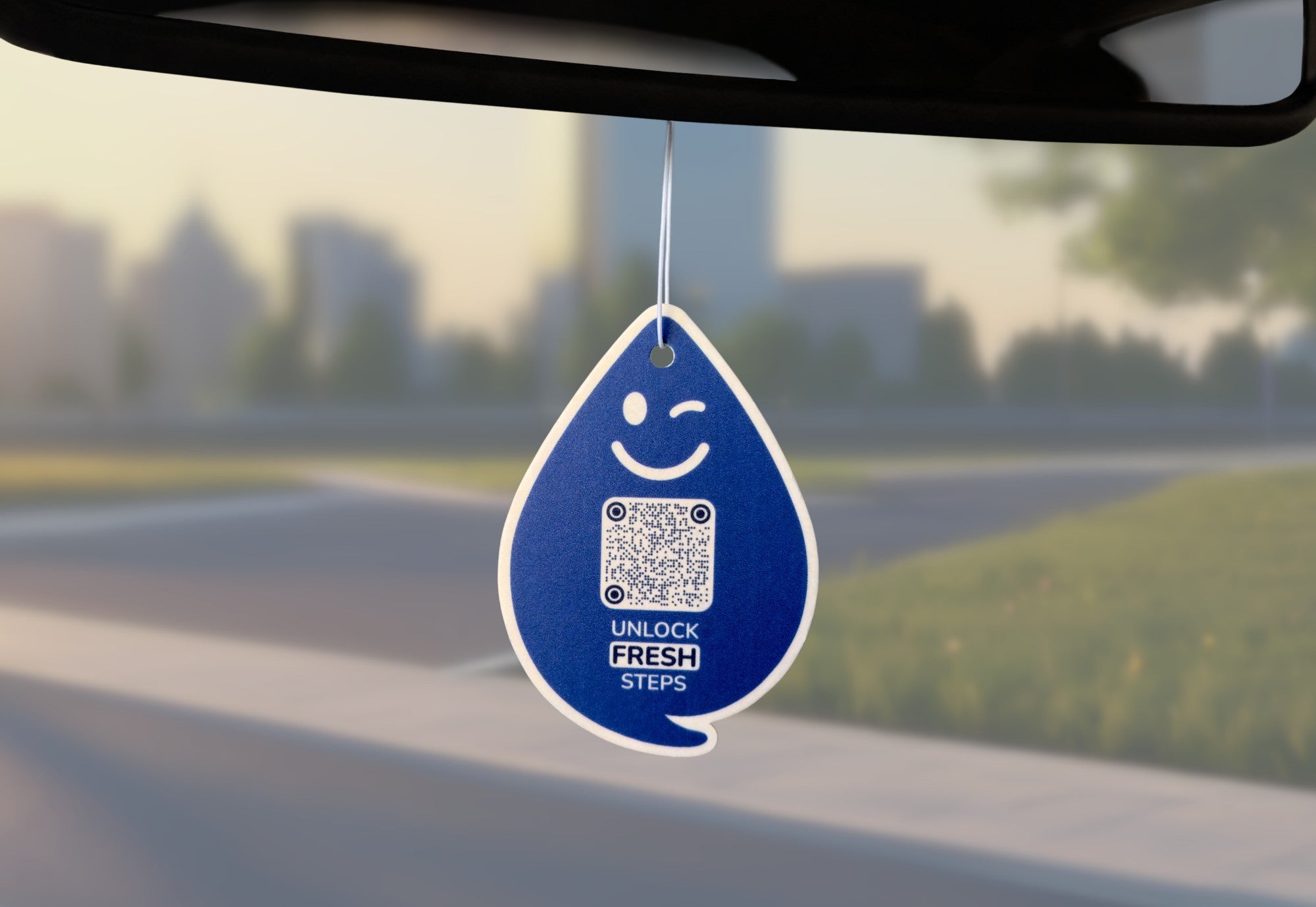 New Car FRESH Duftanhänger mit QR-Code von ScanTheDrop am Rückspiegel im Auto