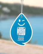 Paradise Aqua OPEN Duftanhänger mit QR-Code von ScanTheDrop vor hellem Hintergrund
