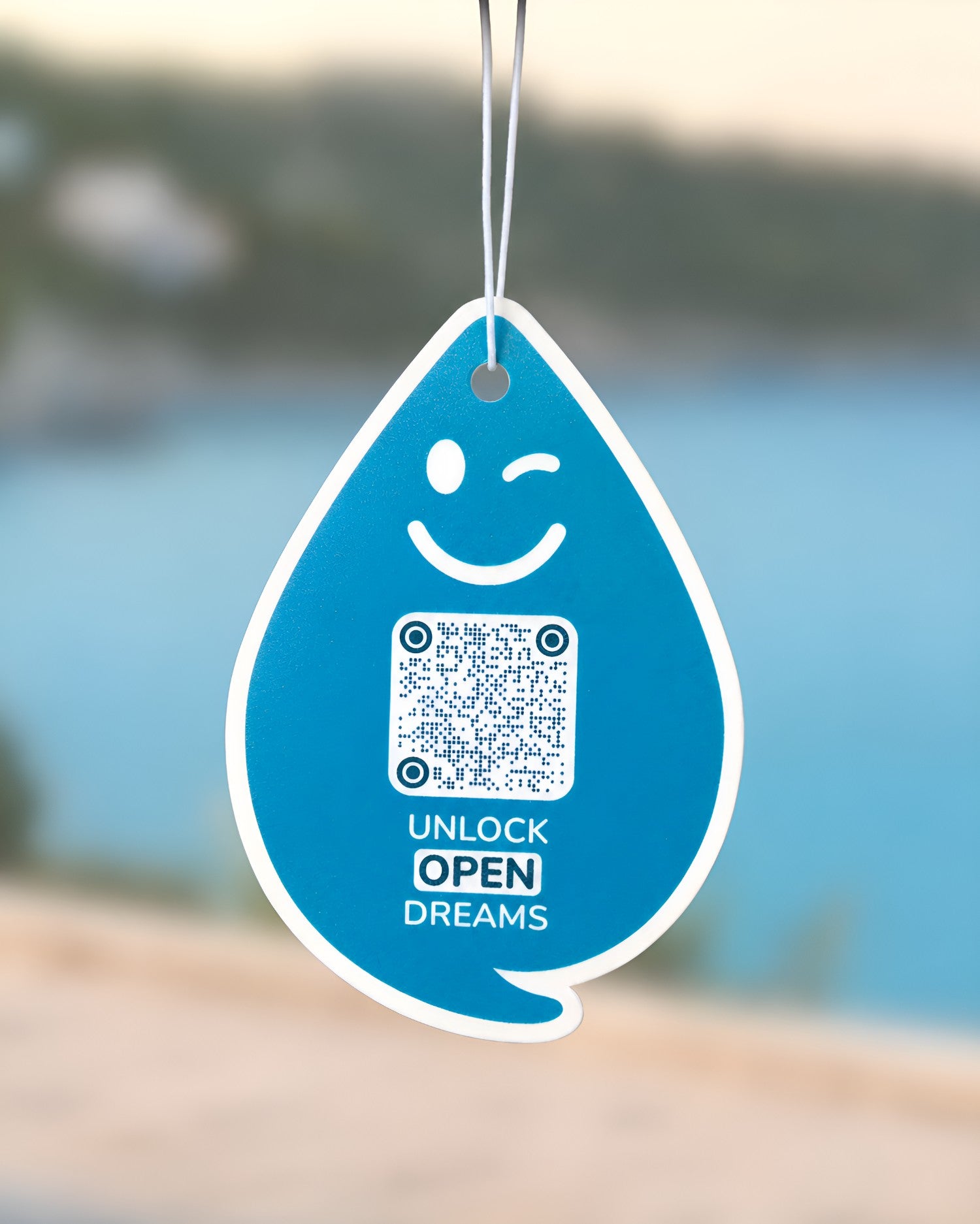 Paradise Aqua OPEN Duftanhänger mit QR-Code von ScanTheDrop vor hellem Hintergrund