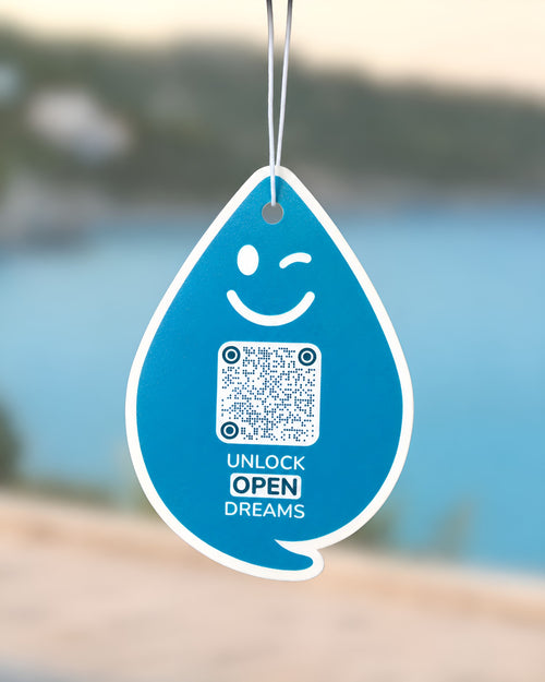 Paradise Aqua OPEN Duftanhänger mit QR-Code von ScanTheDrop vor hellem Hintergrund