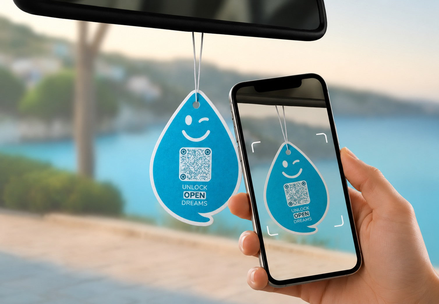 Paradise Aqua OPEN Duftanhänger mit QR-Code wird im Auto mit dem Smartphone gescannt