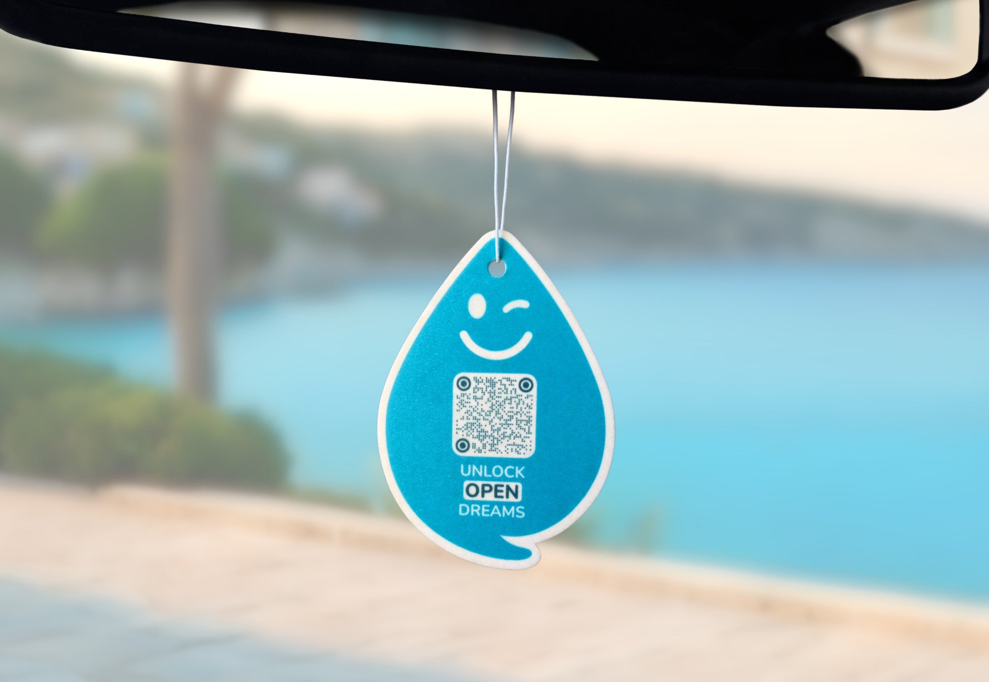 Paradise Aqua OPEN Duftanhänger mit QR-Code von ScanTheDrop am Rückspiegel im Auto