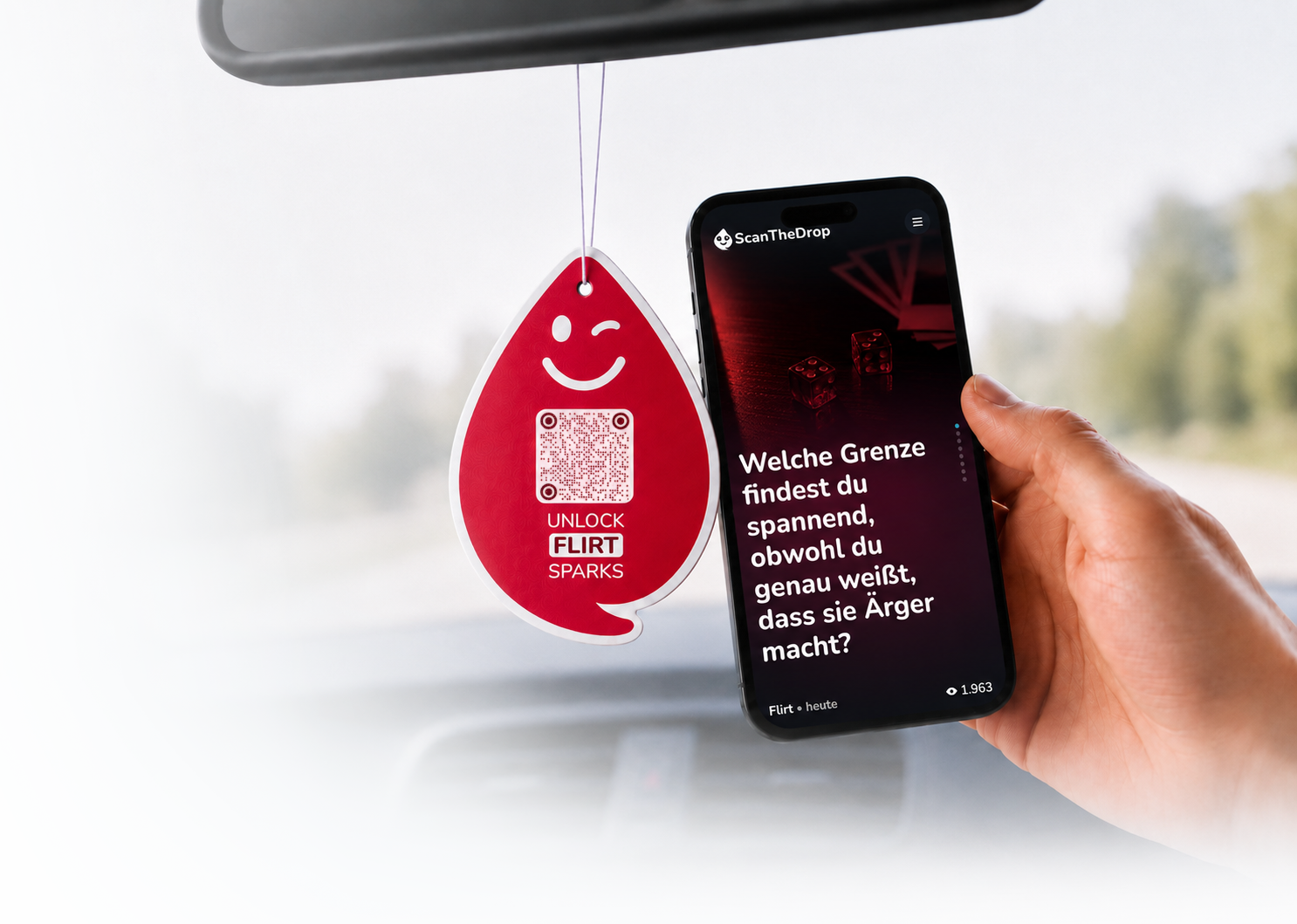 ScanTheDrop Duftanhänger mit QR-Code am Rückspiegel und Smartphone mit Gesprächsimpuls im Auto