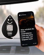 Black Amber BOLD Duftanhänger mit QR-Code von ScanTheDrop am Rückspiegel mit Gesprächsimpuls auf dem Smartphone