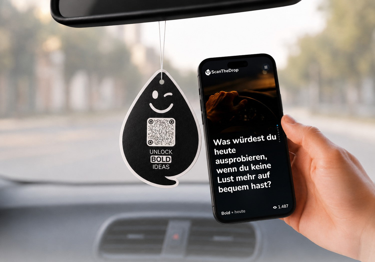Black Amber BOLD Duftanhänger mit QR-Code von ScanTheDrop am Rückspiegel mit Gesprächsimpuls auf dem Smartphone