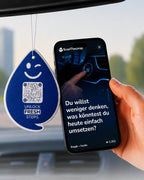 New Car FRESH Duftanhänger mit QR-Code von ScanTheDrop am Rückspiegel mit Gesprächsimpuls auf dem Smartphone