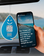 Paradise Aqua OPEN Duftanhänger mit QR-Code von ScanTheDrop am Rückspiegel mit Gesprächsimpuls auf dem Smartphone