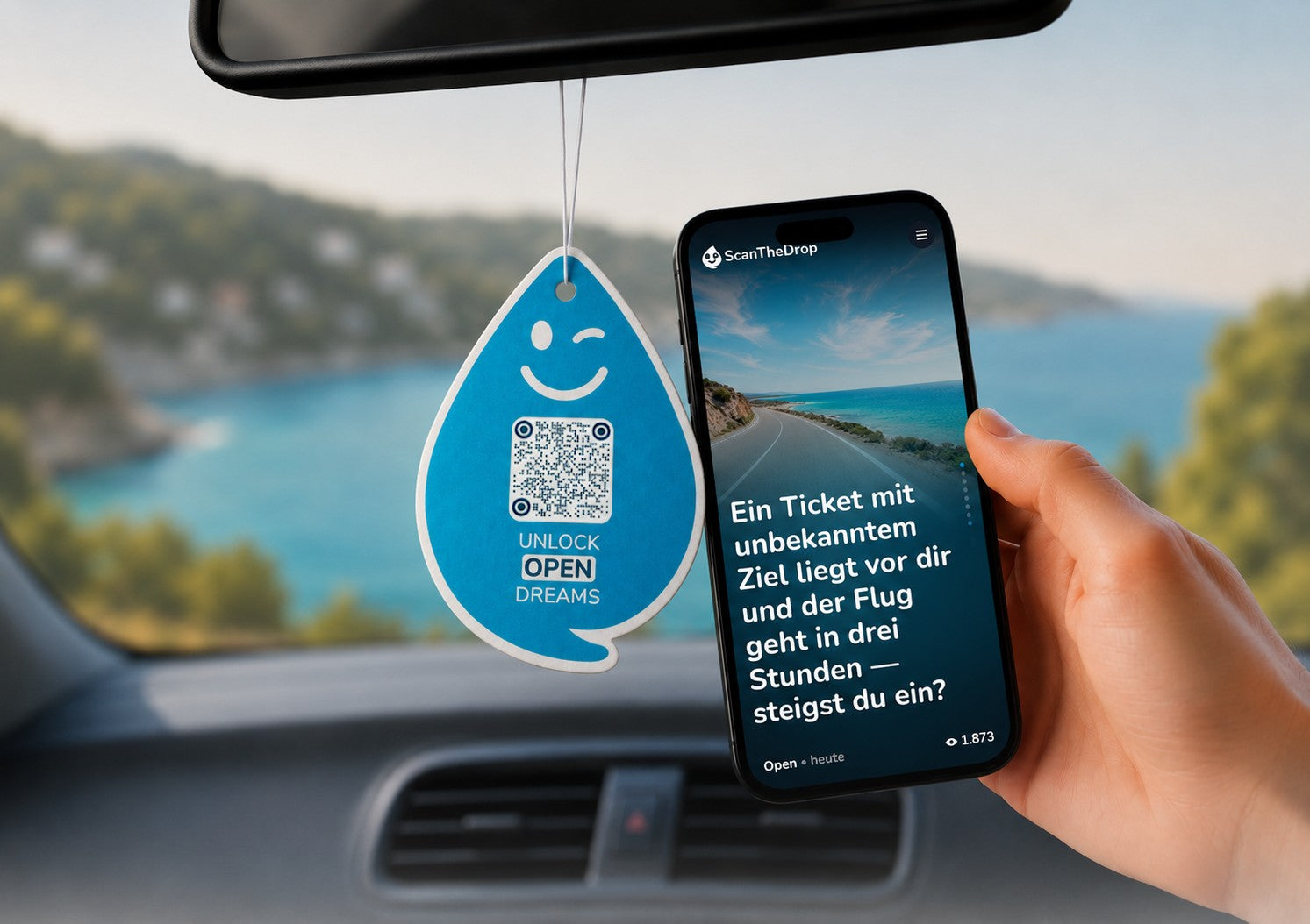 Paradise Aqua OPEN Duftanhänger mit QR-Code von ScanTheDrop am Rückspiegel mit Gesprächsimpuls auf dem Smartphone