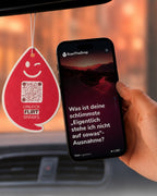 Spark FLIRT Duftanhänger mit QR-Code von ScanTheDrop am Rückspiegel mit Gesprächsimpuls auf dem Smartphone