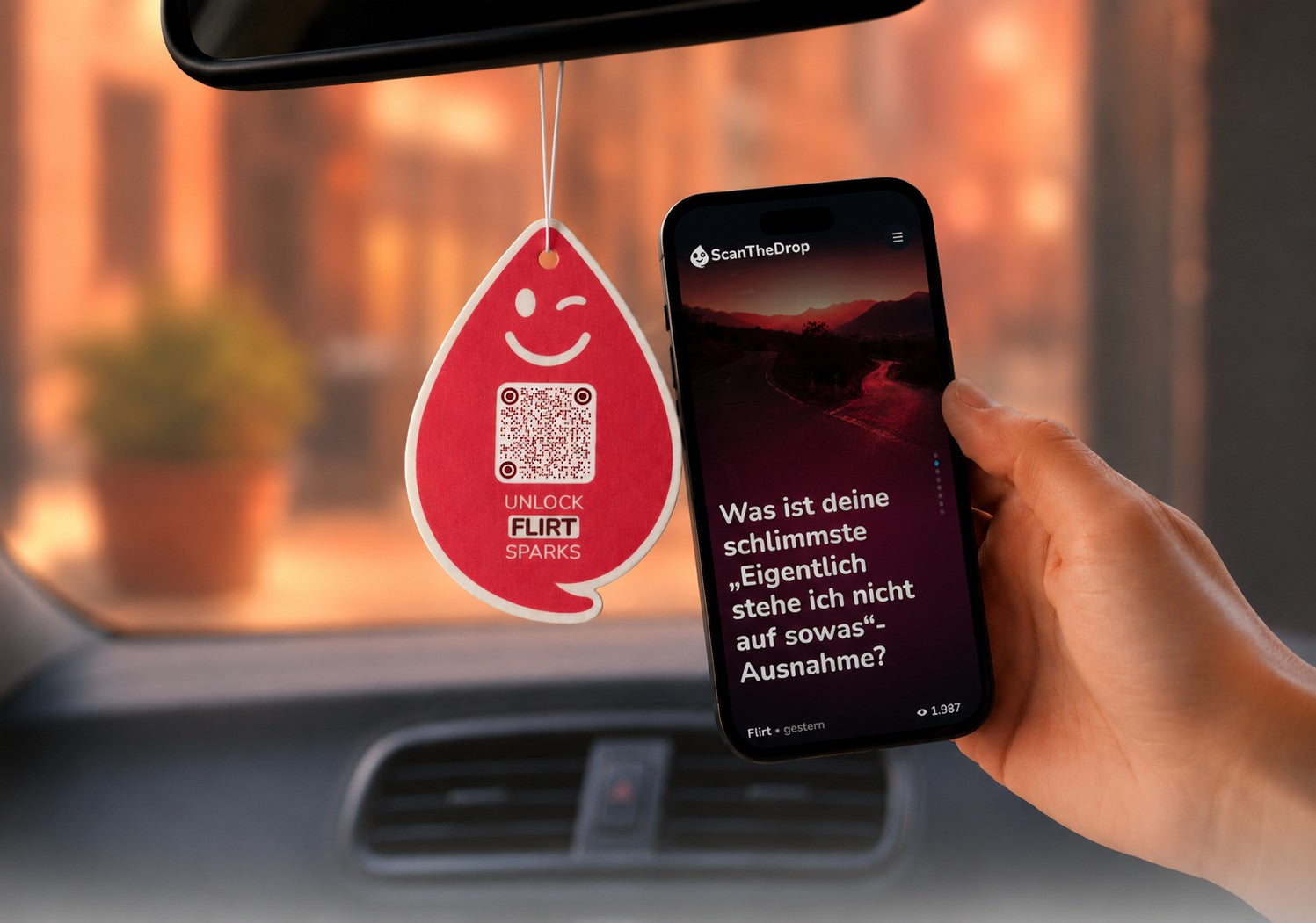 Spark FLIRT Duftanhänger mit QR-Code von ScanTheDrop am Rückspiegel mit Gesprächsimpuls auf dem Smartphone
