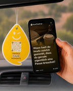 Vanilla CALM Duftanhänger mit QR-Code von ScanTheDrop am Rückspiegel mit Gesprächsimpuls auf dem Smartphone