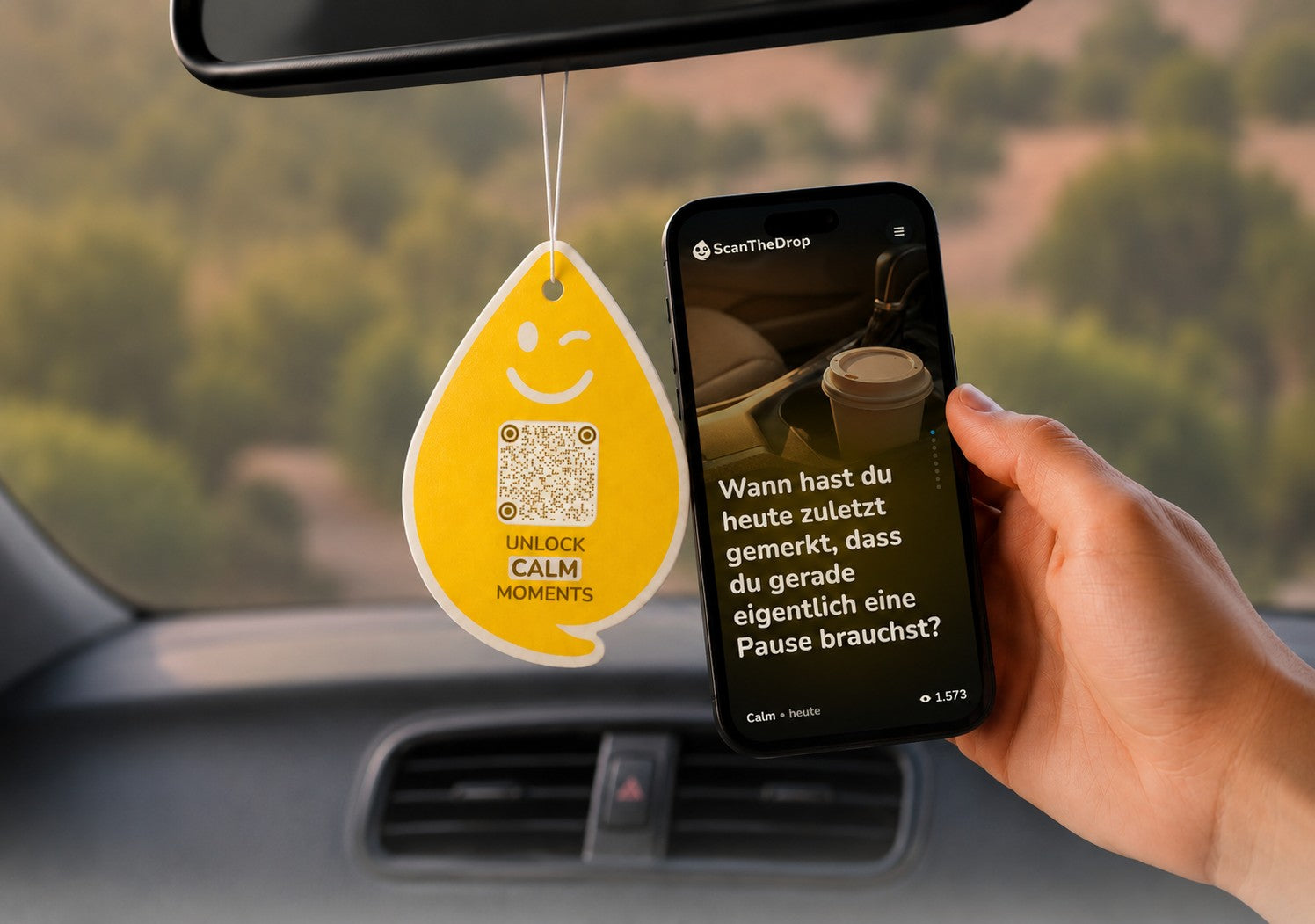 Vanilla CALM Duftanhänger mit QR-Code von ScanTheDrop am Rückspiegel mit Gesprächsimpuls auf dem Smartphone