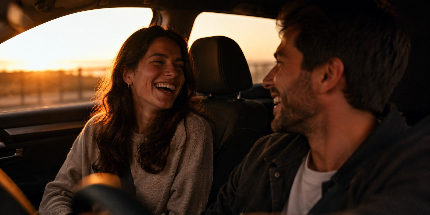 Spark FLIRT Stimmung mit lachendem Paar im Auto bei Date Night