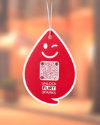 Spark FLIRT Duftanhänger mit QR-Code von ScanTheDrop vor warmem Hintergrund