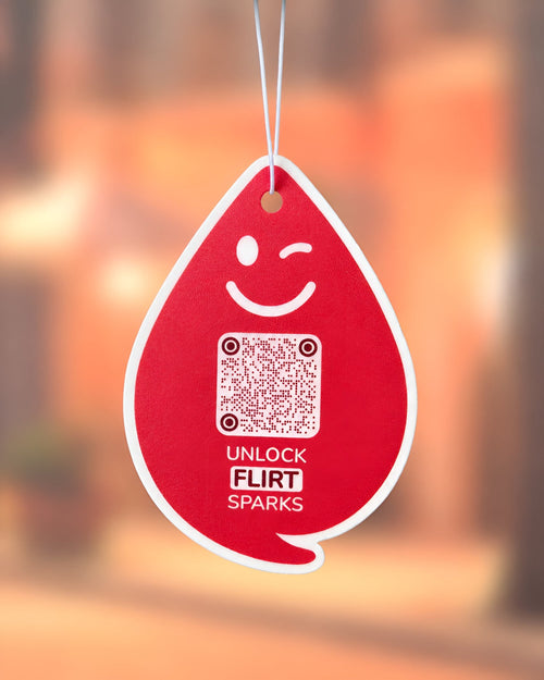 Spark FLIRT Duftanhänger mit QR-Code von ScanTheDrop vor warmem Hintergrund