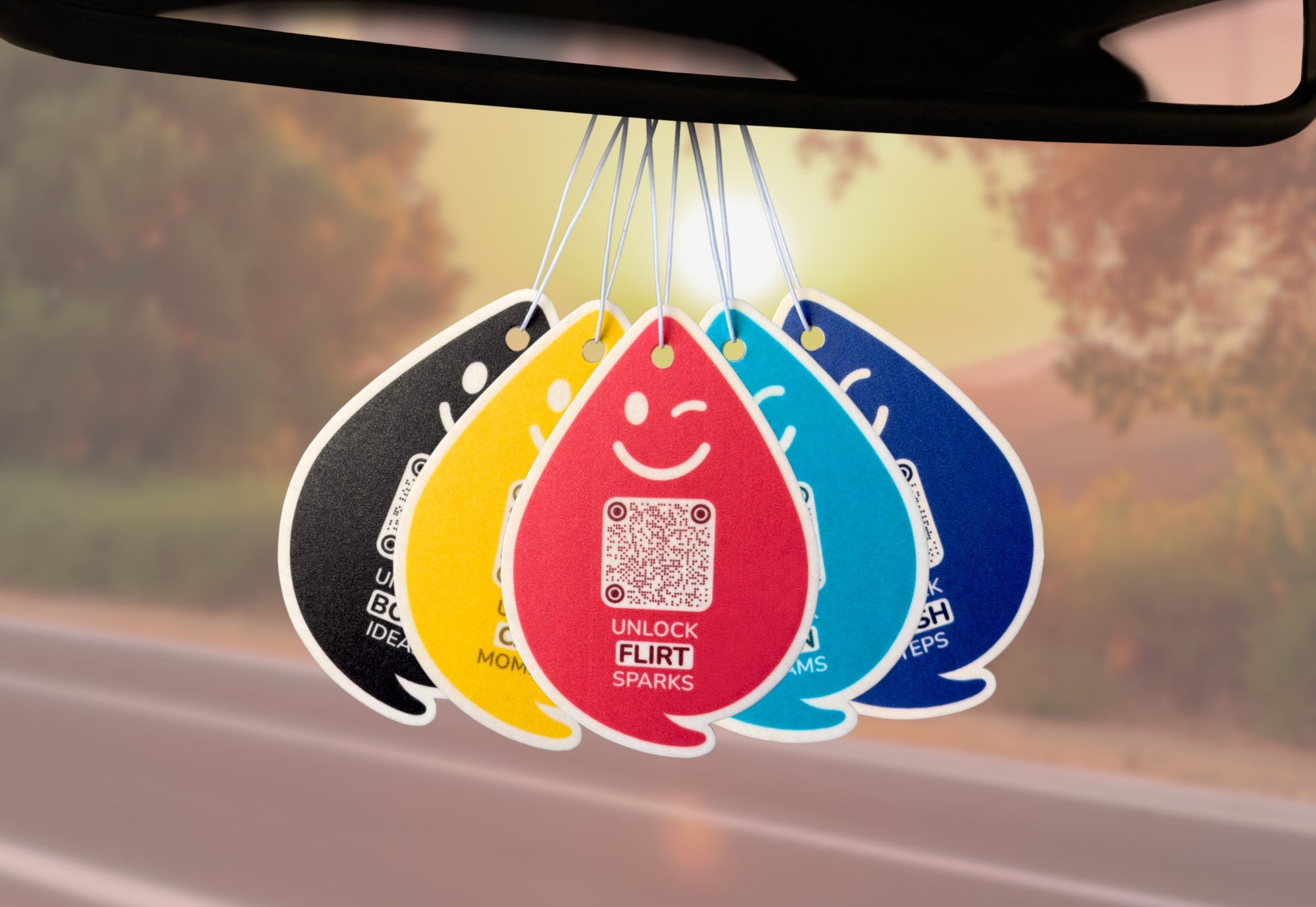 Fünf ScanTheDrop Duftanhänger mit QR-Code aus dem Starter-Set