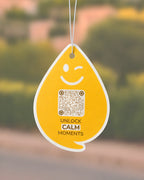 Vanilla CALM Duftanhänger mit QR-Code von ScanTheDrop vor ruhigem Hintergrund