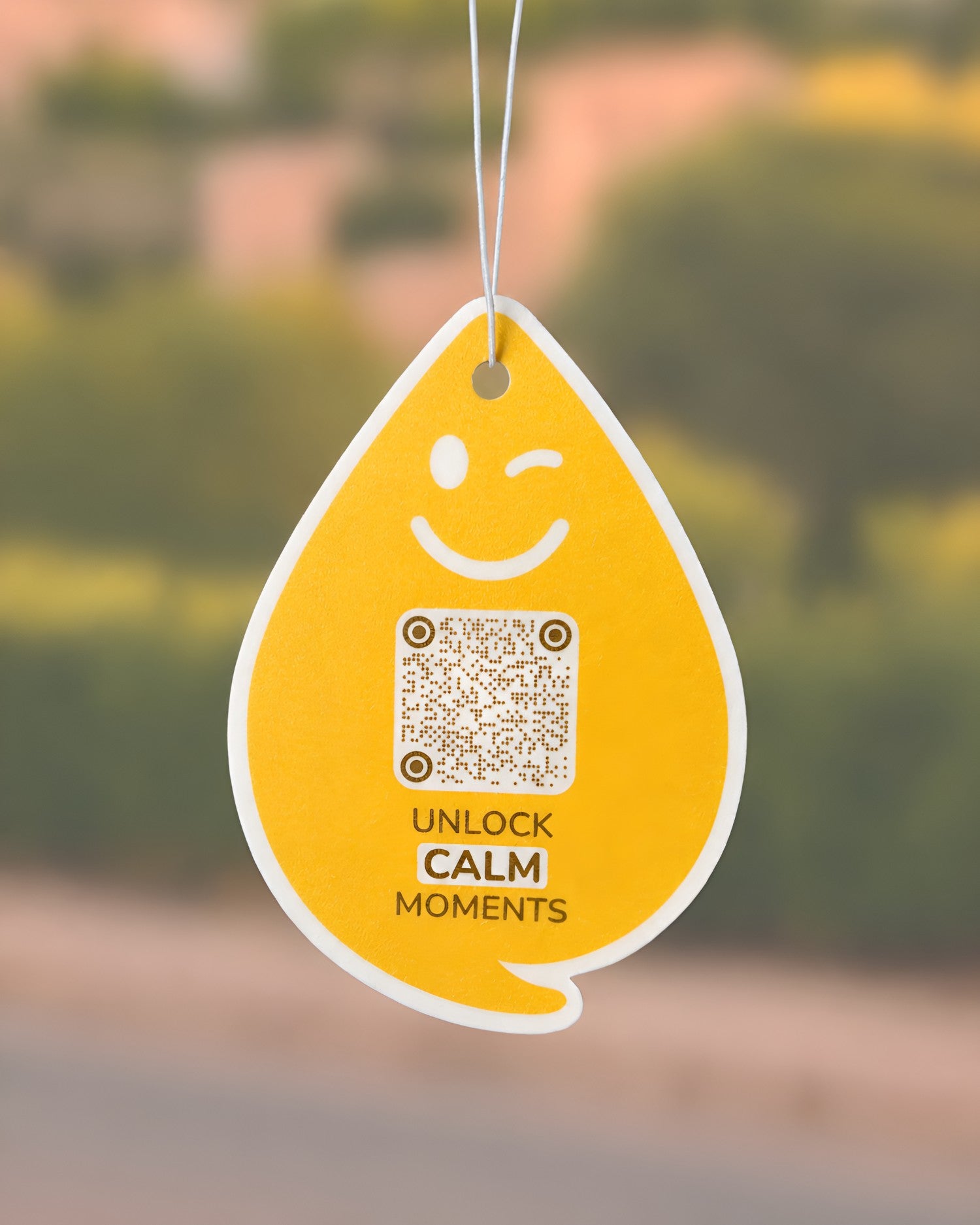 Vanilla CALM Duftanhänger mit QR-Code von ScanTheDrop vor ruhigem Hintergrund