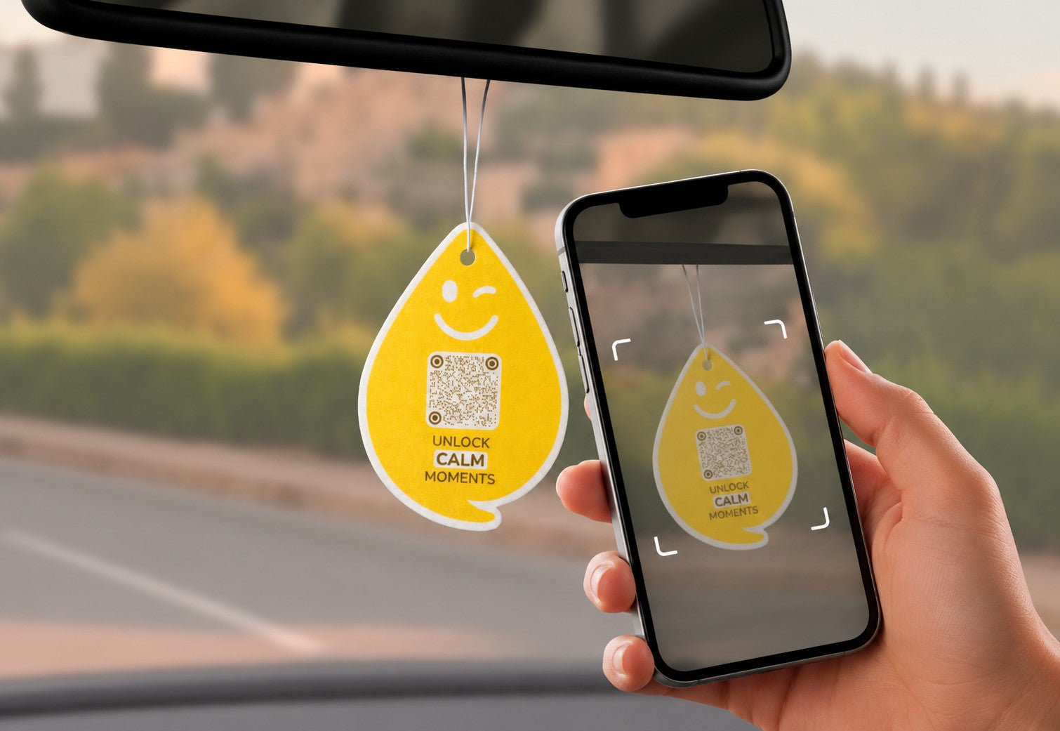 Vanilla CALM Duftanhänger mit QR-Code wird im Auto mit dem Smartphone gescannt