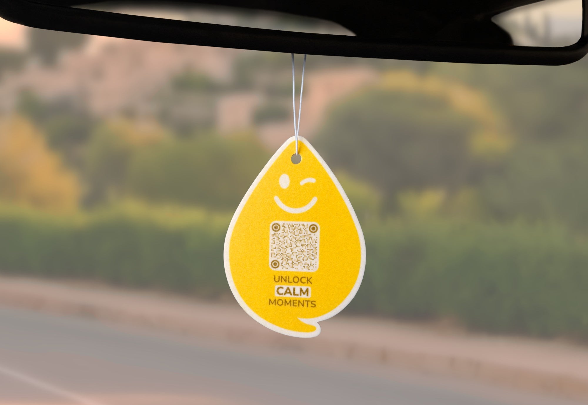 Vanilla CALM Duftanhänger mit QR-Code von ScanTheDrop am Rückspiegel im Auto